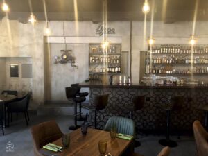 Дизайн-проект интерьера ресторана, фото иза зала на барную стойку и бар